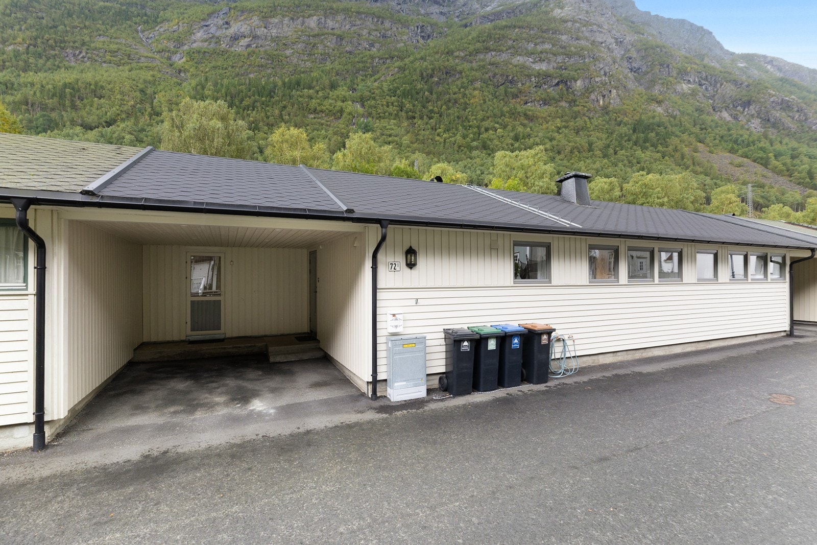 Boligen ligger som den midterste på rekken av 3 kjedehus Galleribilde