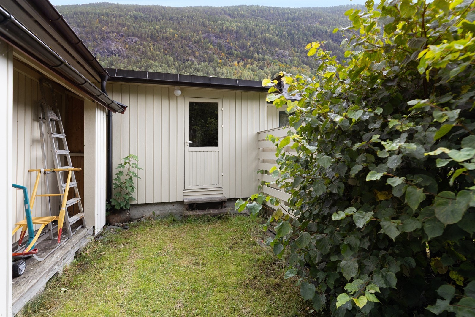 Det er inngang til boden både fra carport/parkering og fra hage (se plantegning) Galleribilde