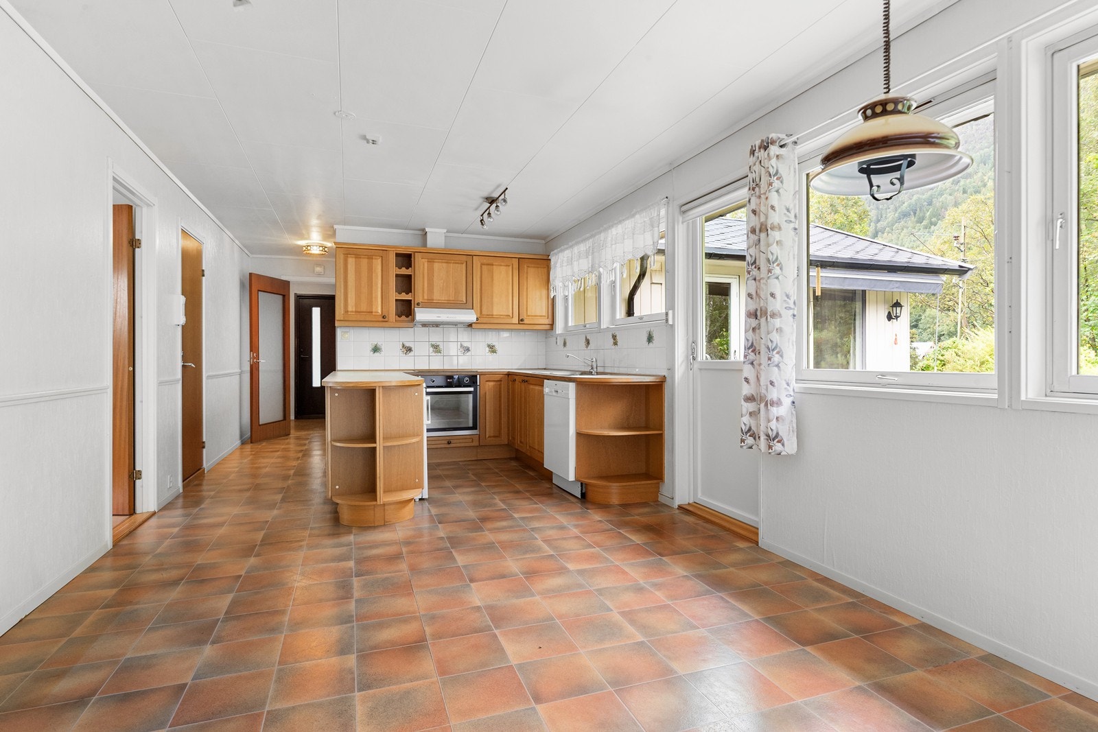 Kjøkkenet har en praktisk hesteskoform Galleribilde