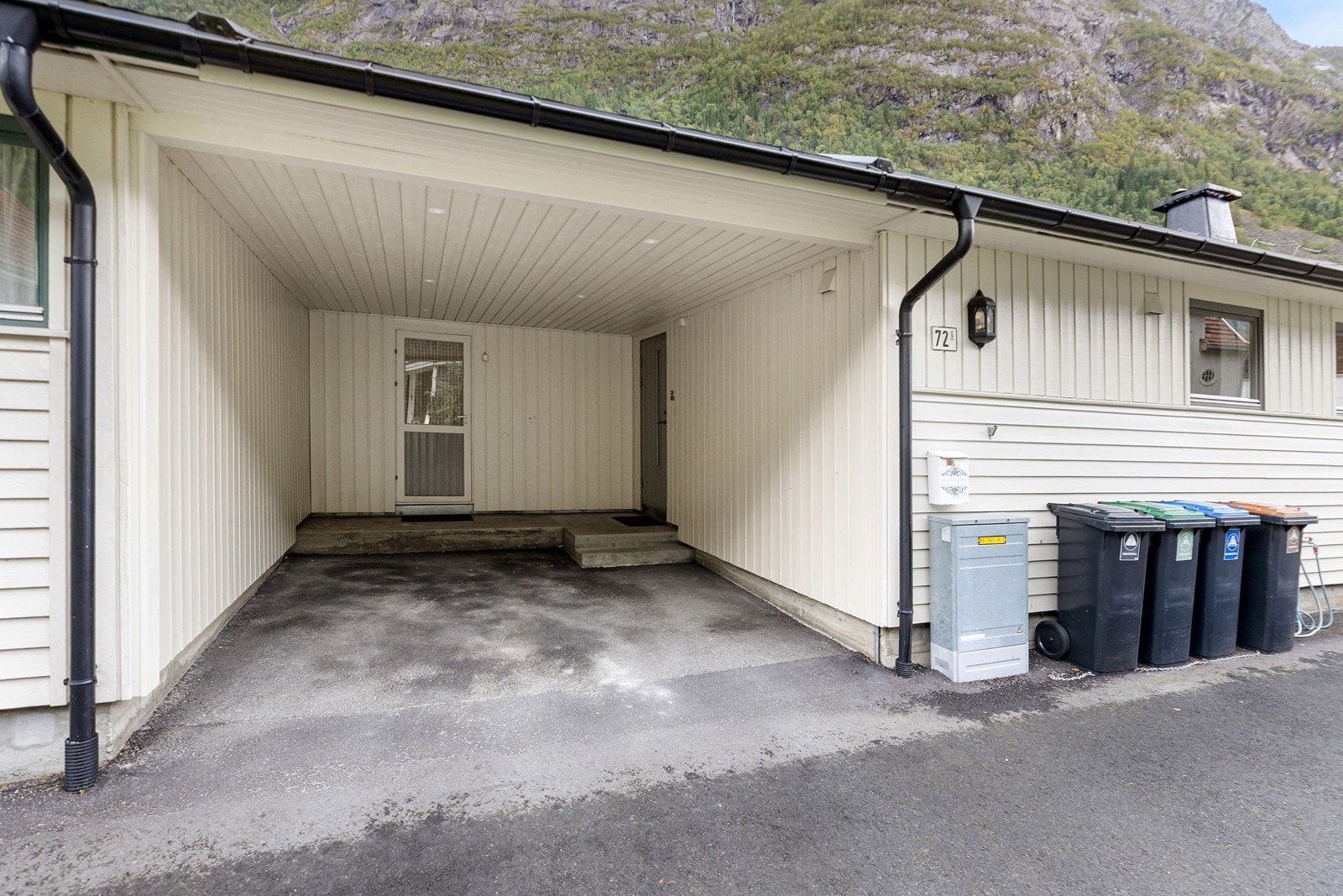 Det er praktisk, overbygd parkering ved inngangspartiet Galleribilde