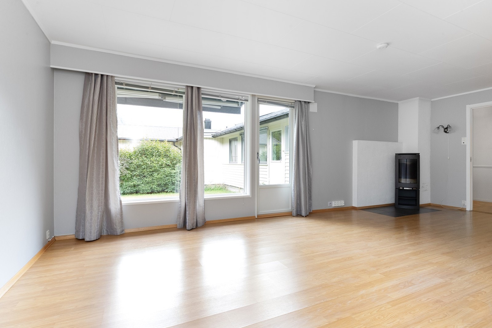 Stuen er utstyrt med en flott vedovn Galleribilde