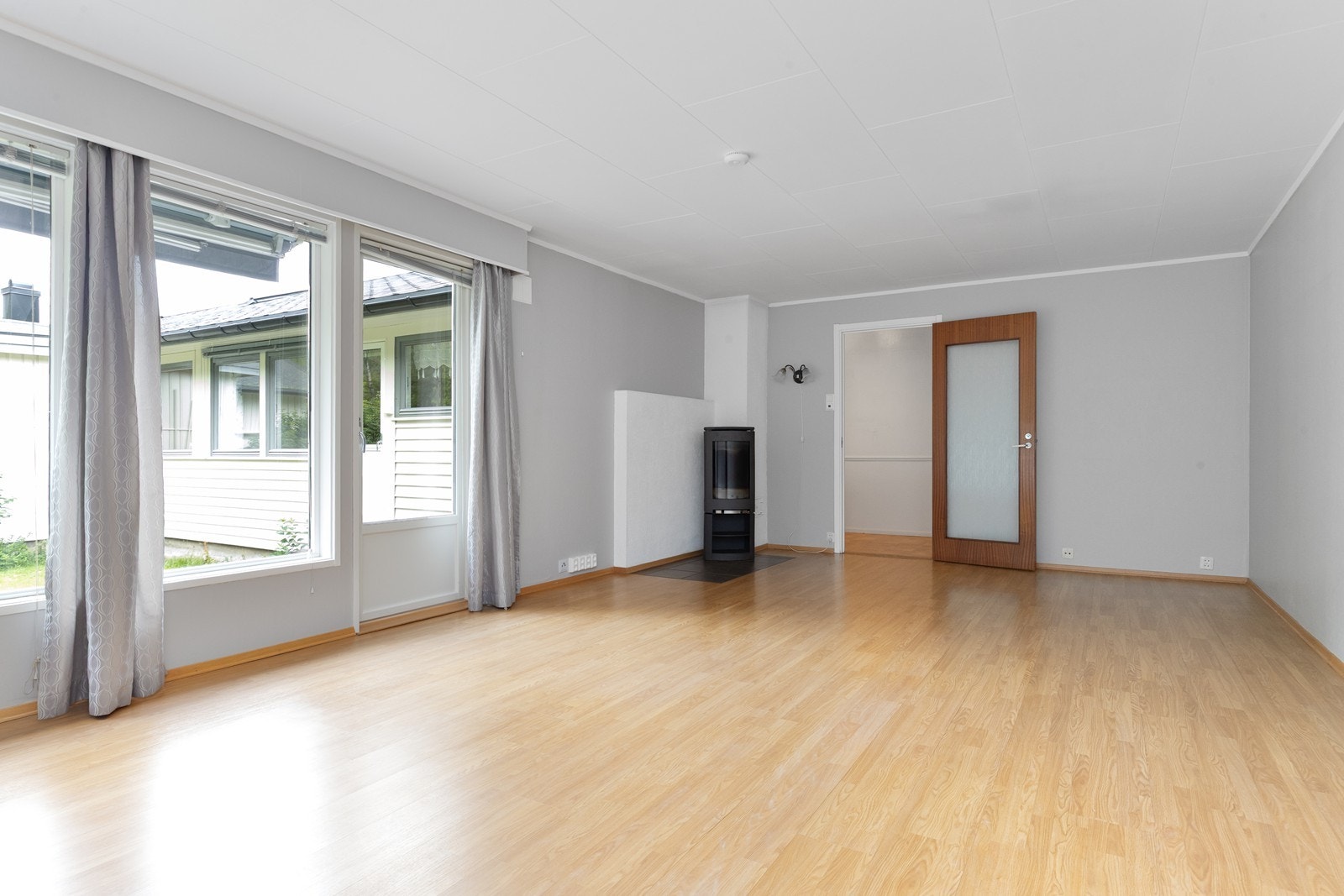 Fra stuen er det utgang til terrasse og hage Galleribilde