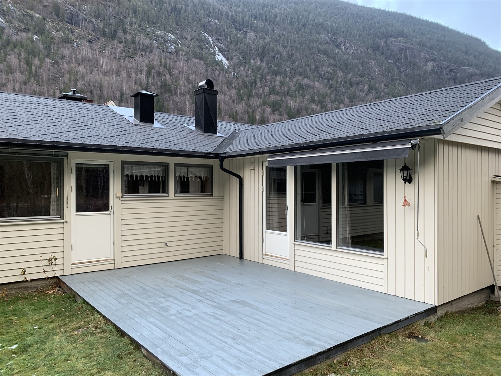 Man har en koselig og usjenert hage med terrasse på sørsiden av boligen Galleribilde