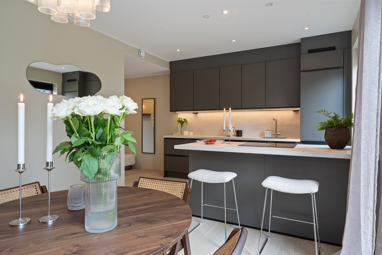 Kjøkkenøy med spiseplass Galleribilde