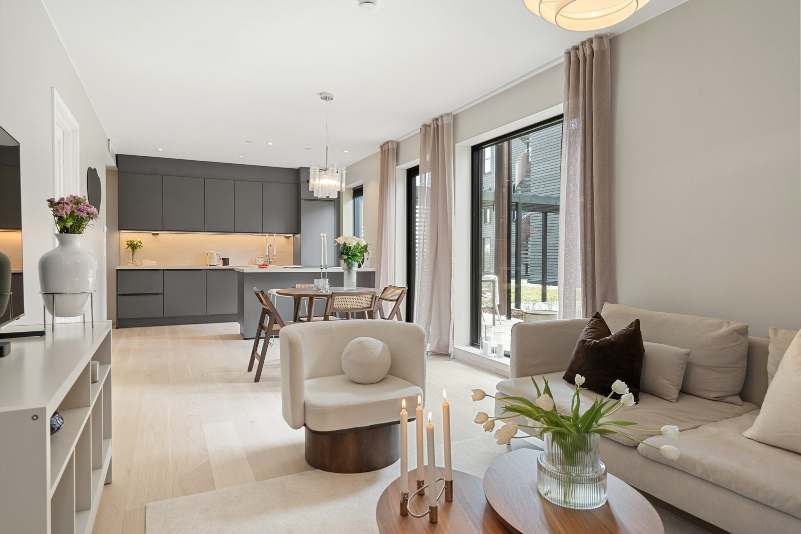 Innbydende, moderne og luftig med store vindusflater og innfelte downlights i himlingen Galleribilde