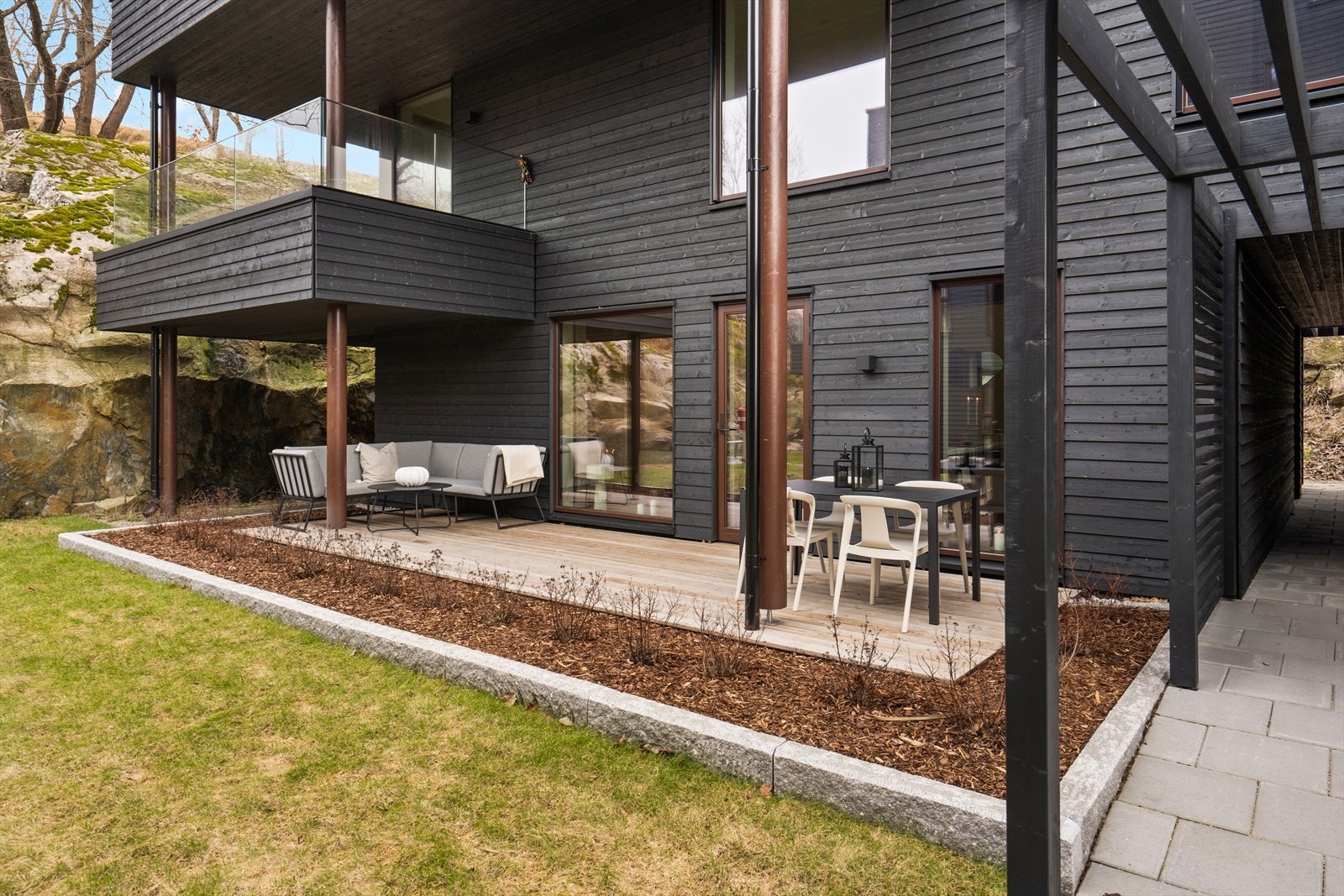 Nærmeste nabo til Bratliparken, garasjeplass i kjelleren, heis, 2 soverom, flislagt baderom i moderne og lettstelt leilighet Galleribilde