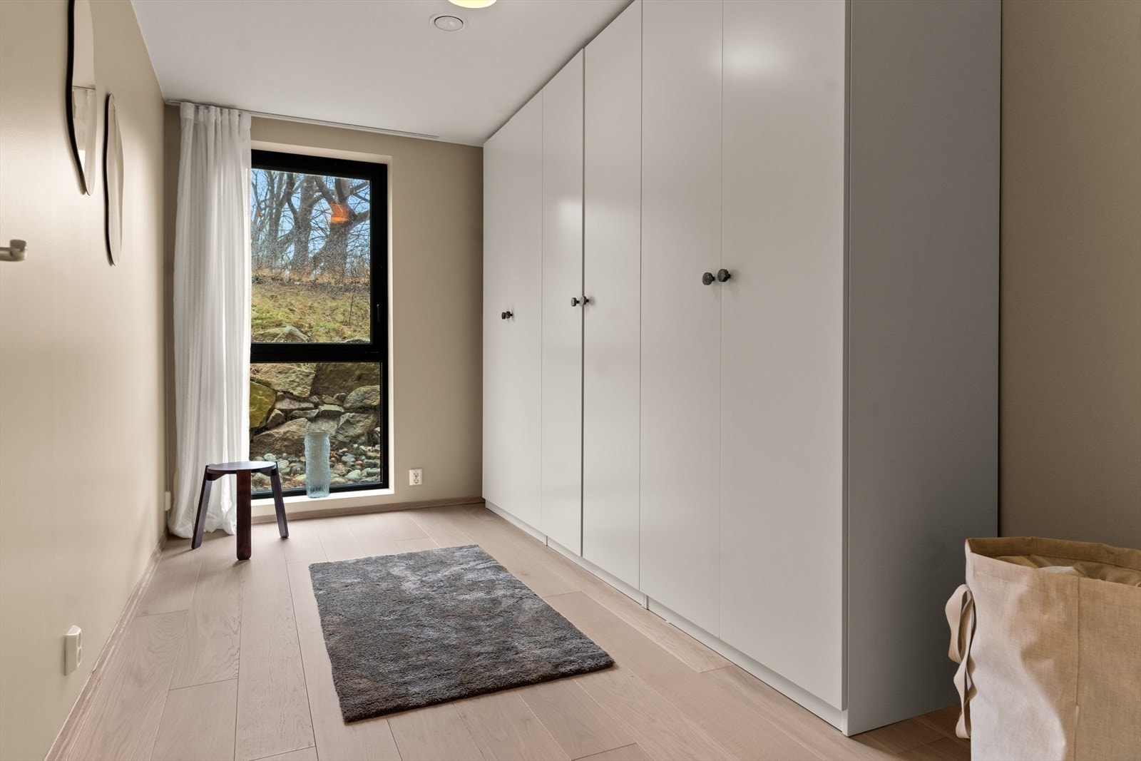 Soverom 2 er også av god størrelse. Også her er det montert gardinskinner om man vil henge opp gardinger Galleribilde