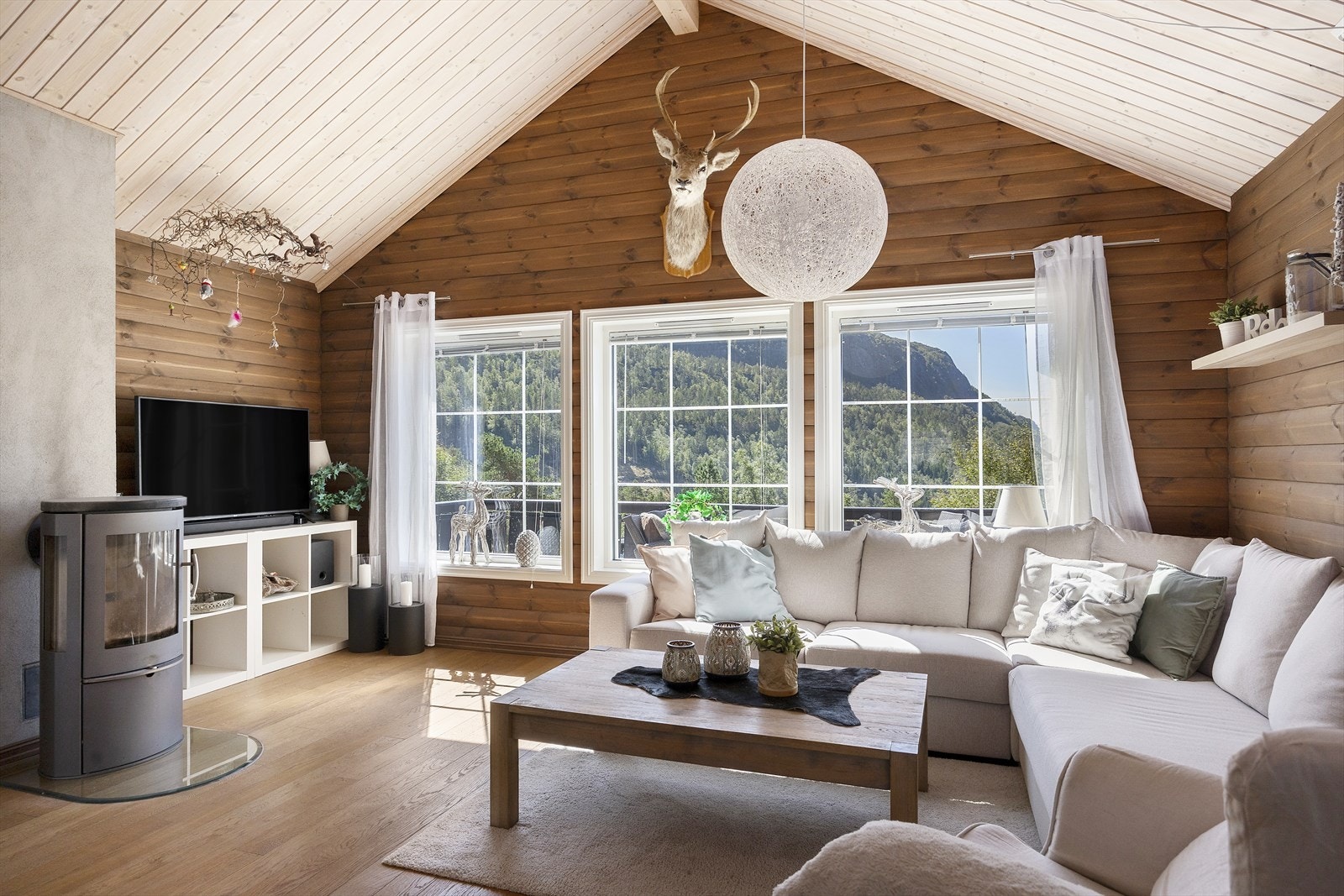 De store vindusflatene inviterer naturen inn og gir en nydelig utsikt over det naturskjønne landskapet. Galleribilde