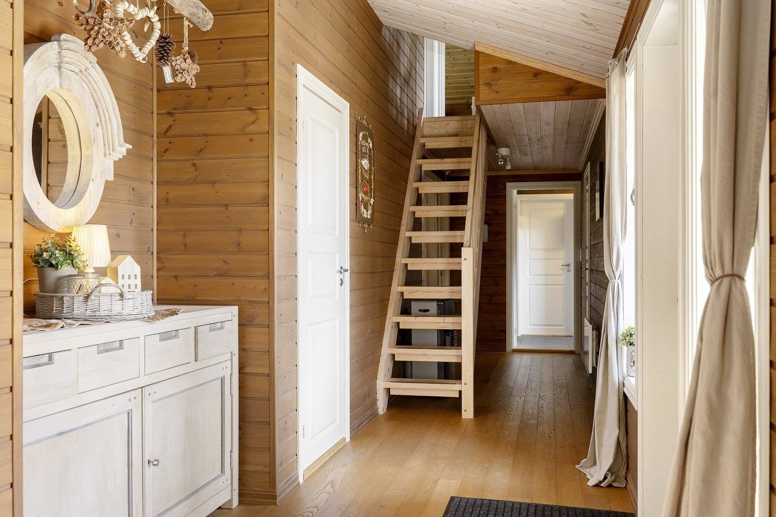 Gang og trapp opp til 2. etasje. Galleribilde