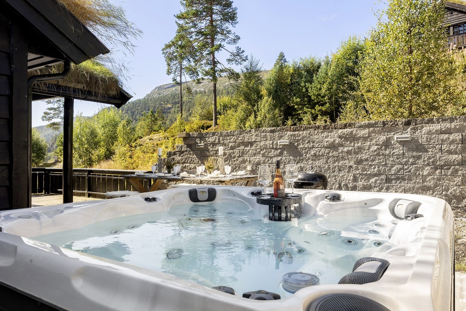 Fin jacuzzi medfølger handelen. Galleribilde