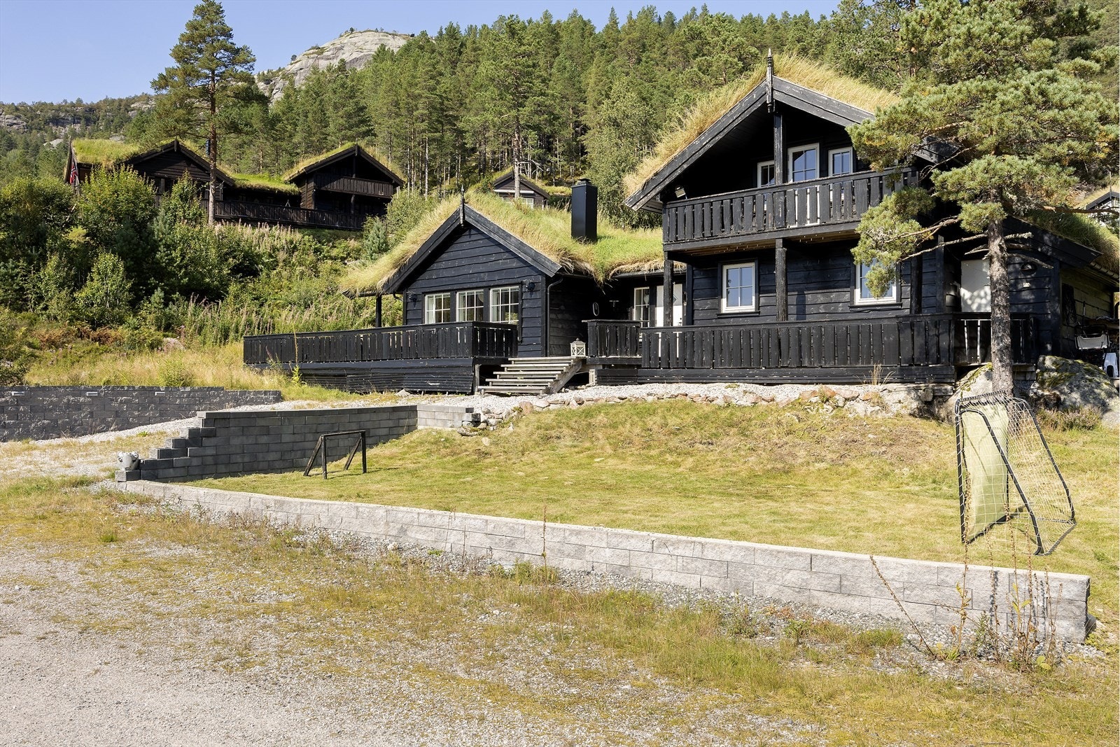 Denne romslige eiendommen er ideell for både familiehygge, ro og rekreasjon. Med sine 5 soverom, 2 stuer og et areal som både inne og ute er planlagt for komfort, er dette en hytte som virkelig bringer kvaliteter til alle årstider. Galleribilde