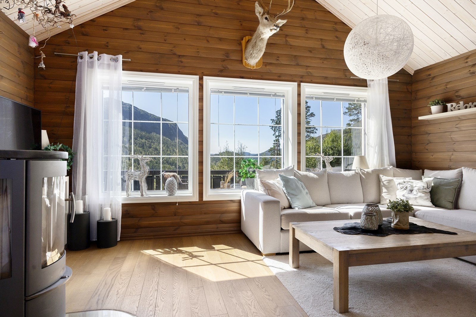 Stuen, kombinert med kjøkkenet, imponerer med sin åpne planløsning og høye himling som gir en fin romfølelse. Galleribilde