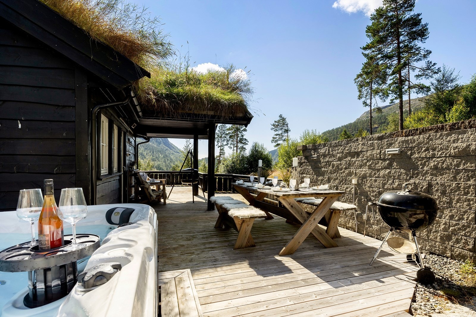 Terrassen på 138 m² byr på flere soner for avslapning og sosialt samvær, hvor du enkelt kan forflytte deg etter sol, vær og vind. Jacuzziens plassering gjør uteområdet enda mer attraktivt. Galleribilde