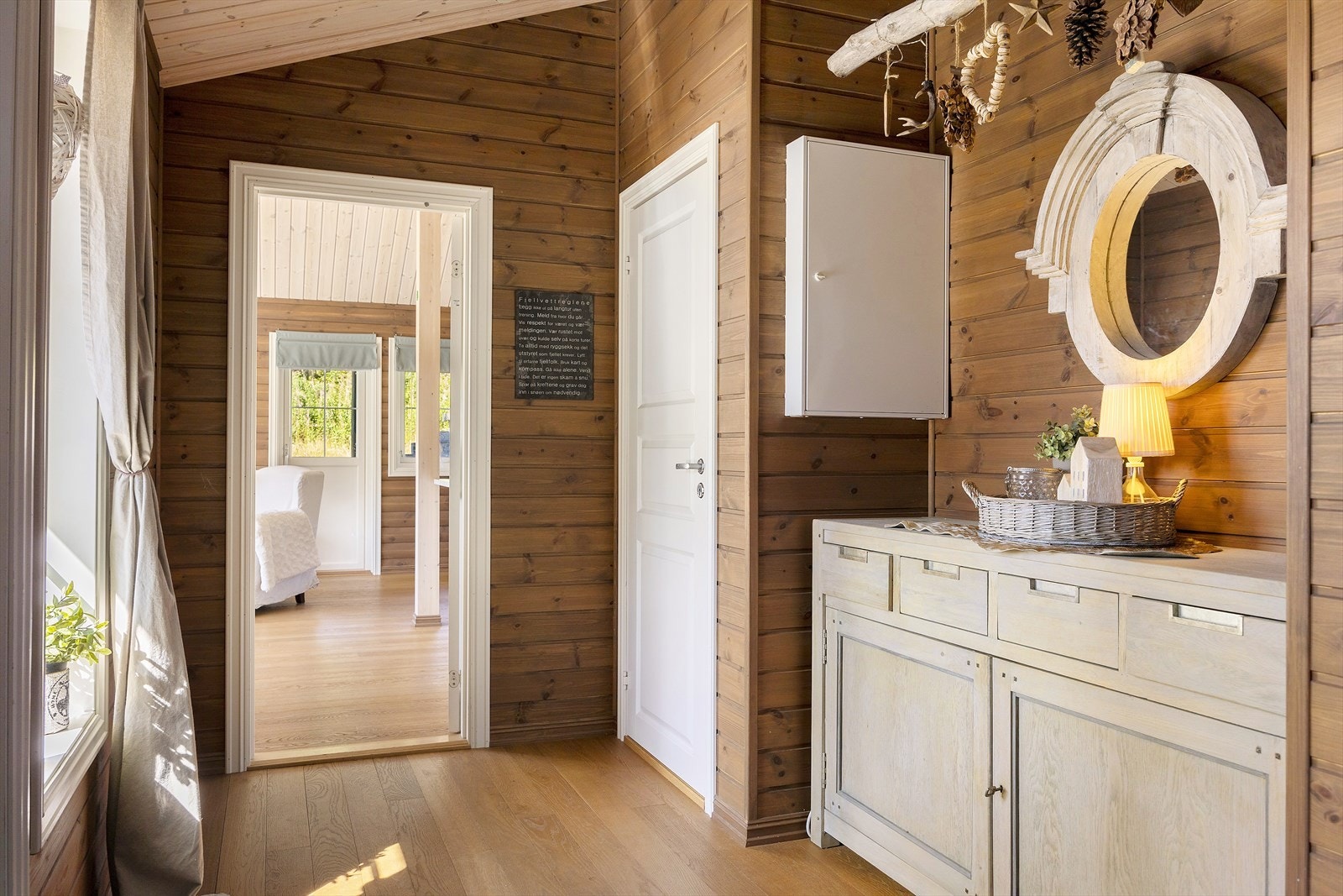 Du blir ønsket velkommen i en romslig og praktisk entré/gang. Galleribilde