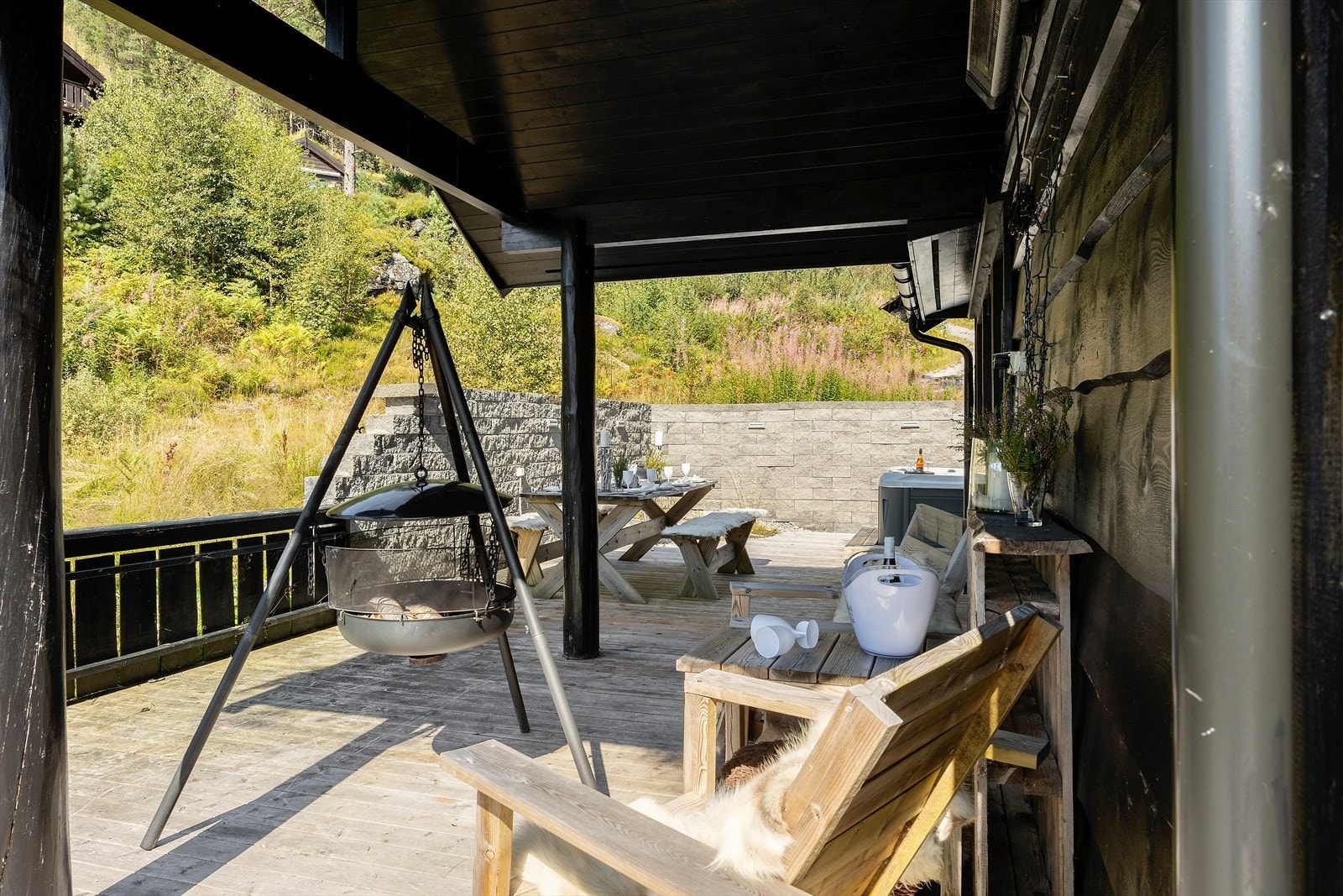 Her kan en sitte ute på de mindre fine dagene og. Galleribilde