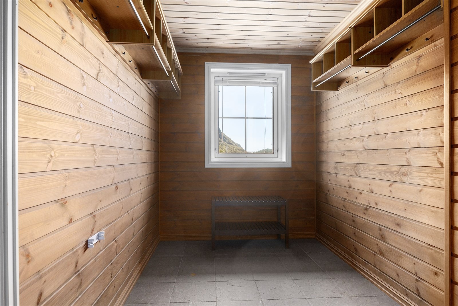 Tilknyttet gangen finner du en funksjonell garderobe, perfekt for oppbevaring og organisering av alt fra store ytterklær til skistøvler, slik at du alltid har et ryddig inngangsparti. Galleribilde