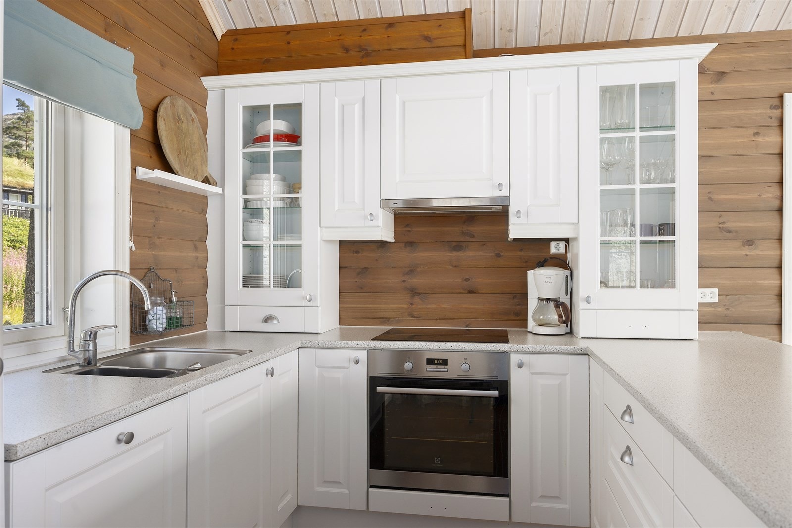 Det moderne kjøkkenet er både praktisk og stilfullt, med profilerte fronter og en slitesterk benkeplate med planlimt vask. Galleribilde