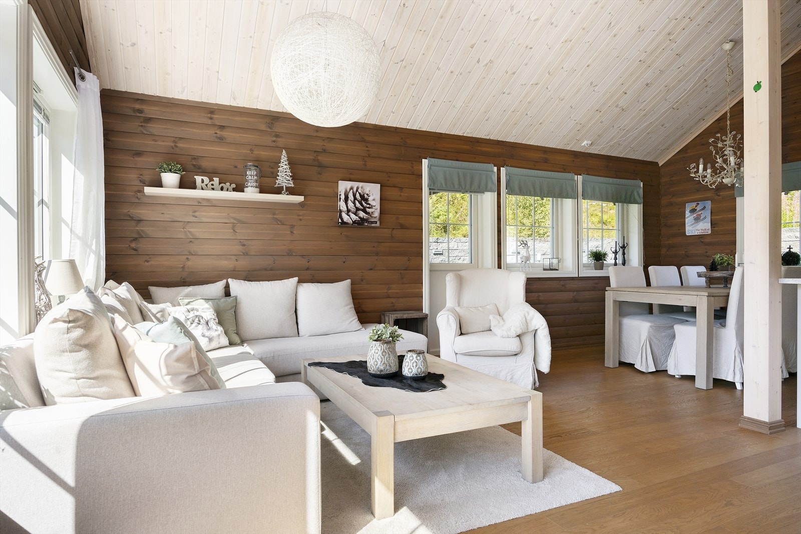 Her er det god plass til både en stor sofagruppe og et romslig spisebord - perfekt for opplevelser med venner og familie. Galleribilde