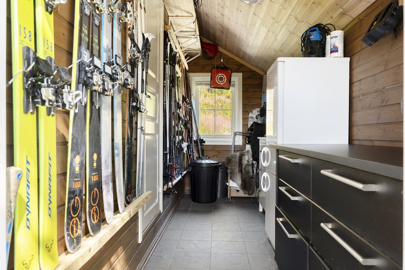 Praktisk bod i hytta for oppbevaring av skiutstyr og annet utstyr Galleribilde