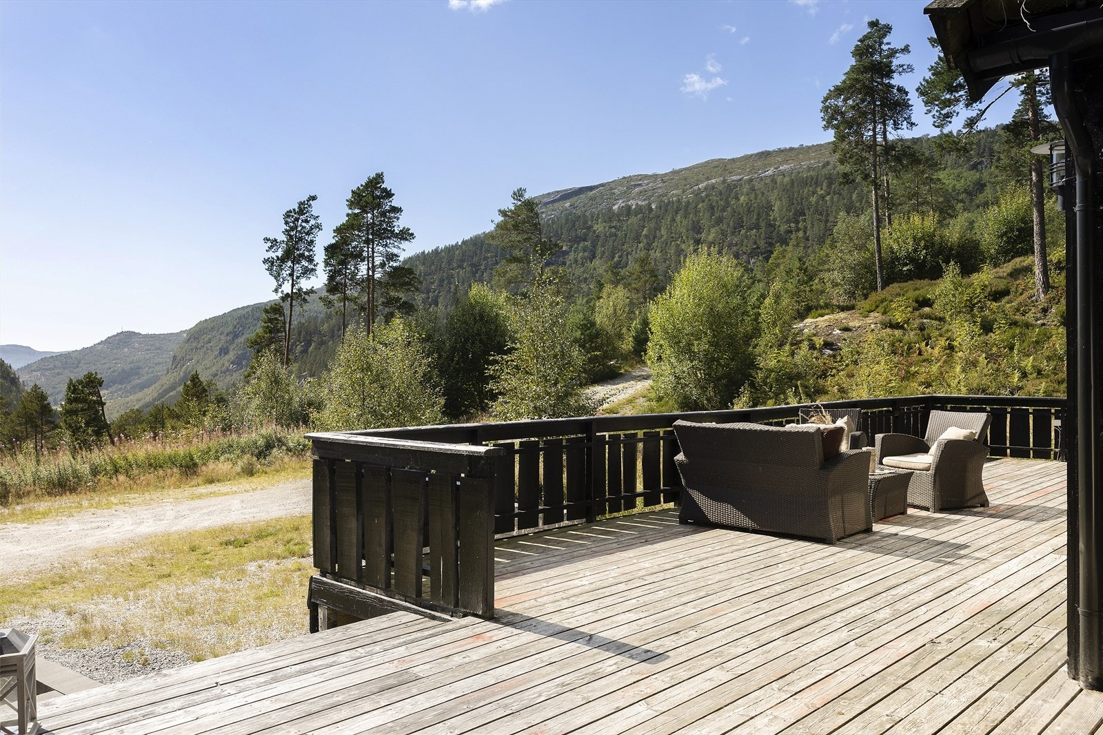 På tomten finner du en stor terrasse som strekker seg nesten rundt hele hytta. Galleribilde