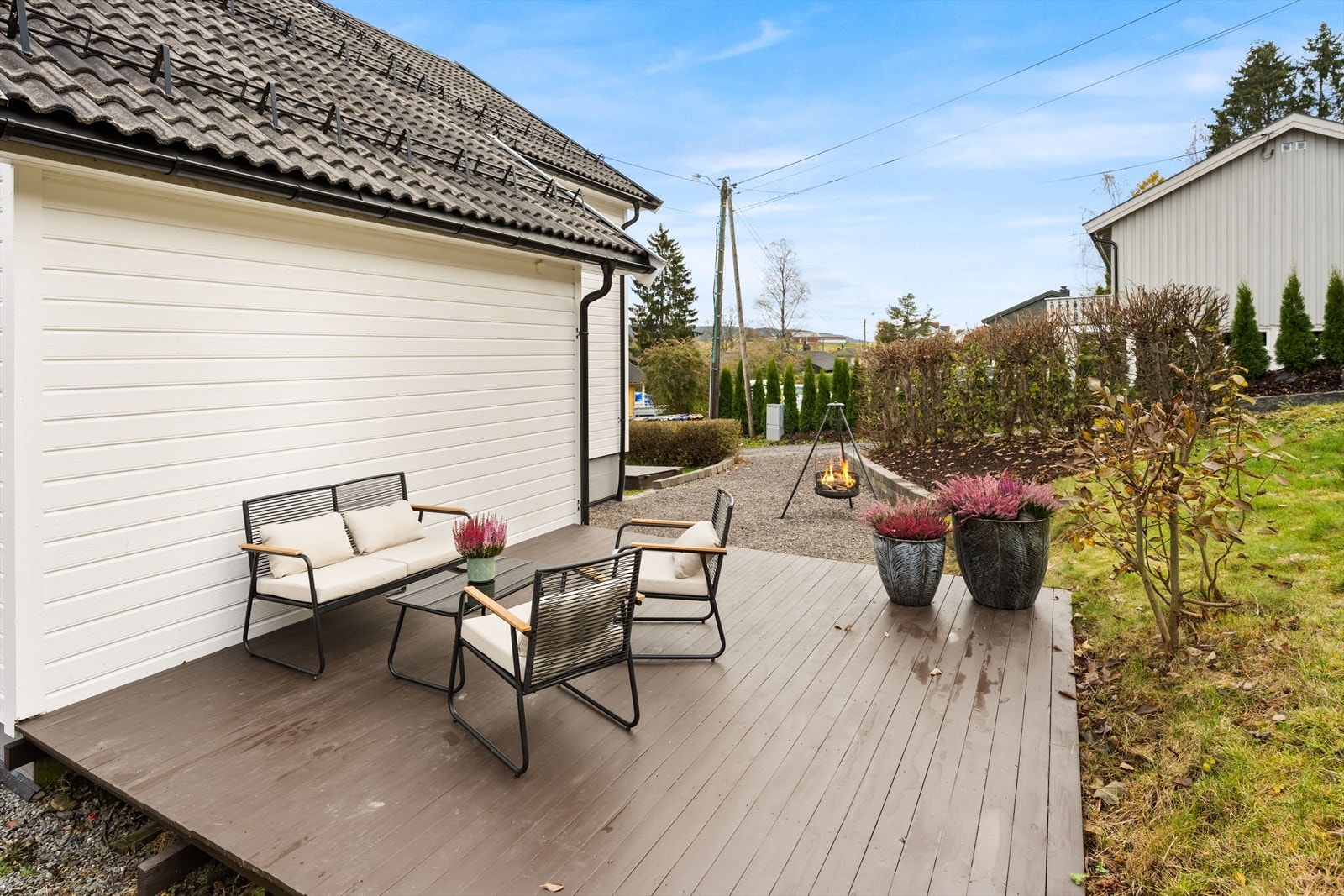 Terrasse ved inngangsparti på ca. 15 kvm. Galleribilde