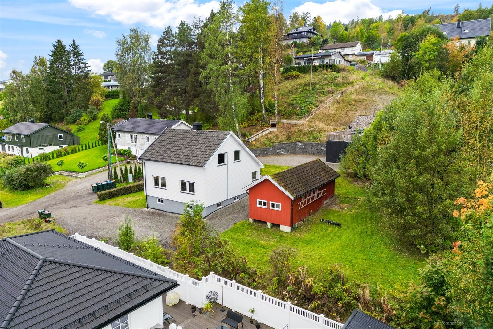 Kort vei til fotballbane, idrettshall, skøytebane, tennisanlegg og treningssenter som gjør området til et attraktivt sted å bosette seg. Galleribilde