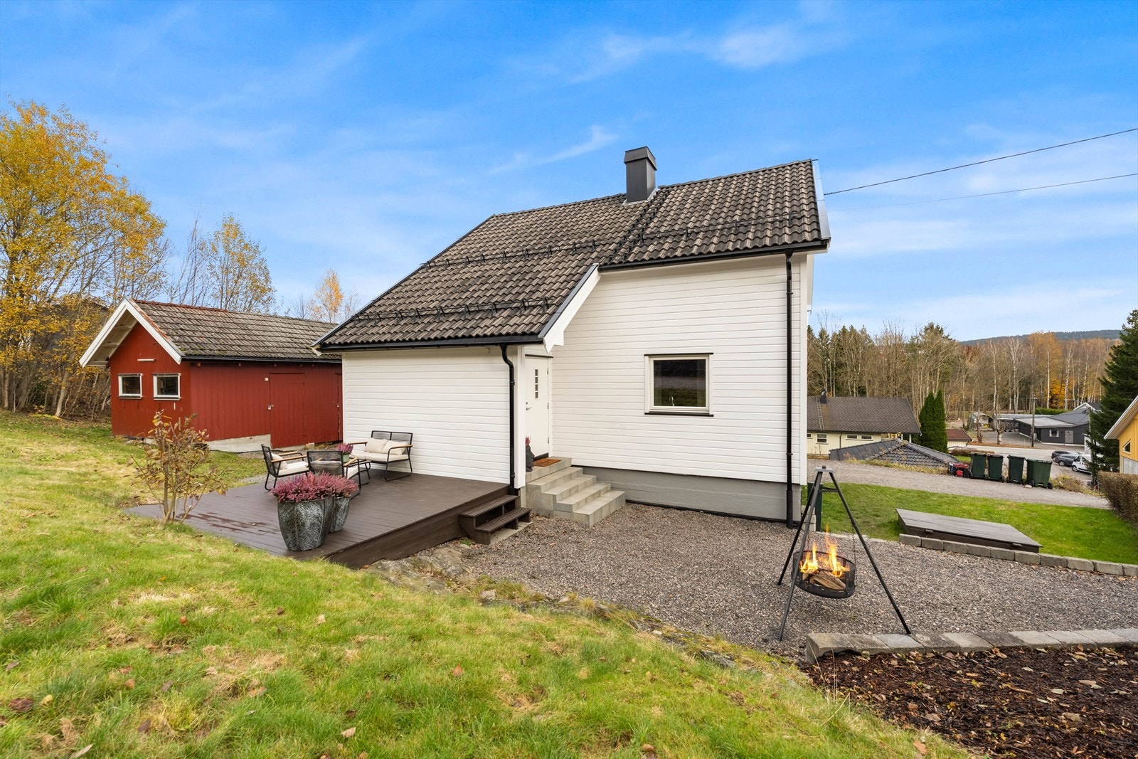 Pent opparbeidet tomt med flotte uteplasser. Terrasse ved inngangsparti på ca. 15 kvm. Galleribilde