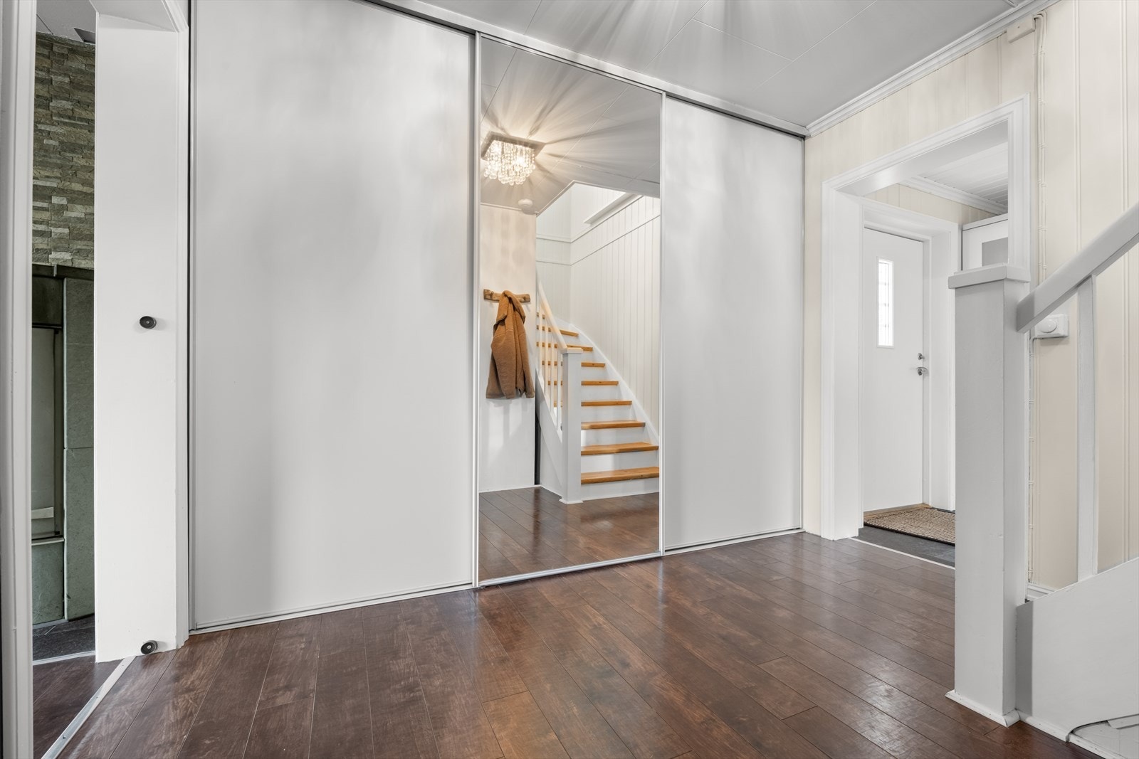 God garderobeplass i speil skyvedørsgarderobe. Galleribilde