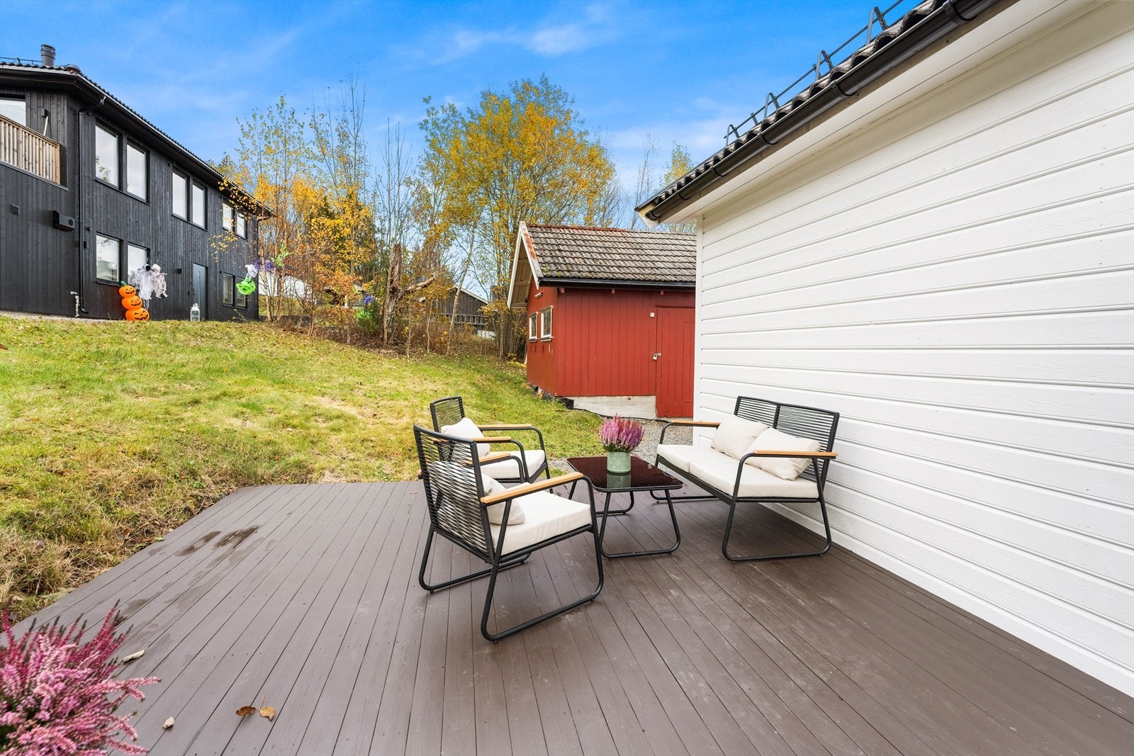 Bak boligen er det uthus med utedo og god lagringsplass. Galleribilde