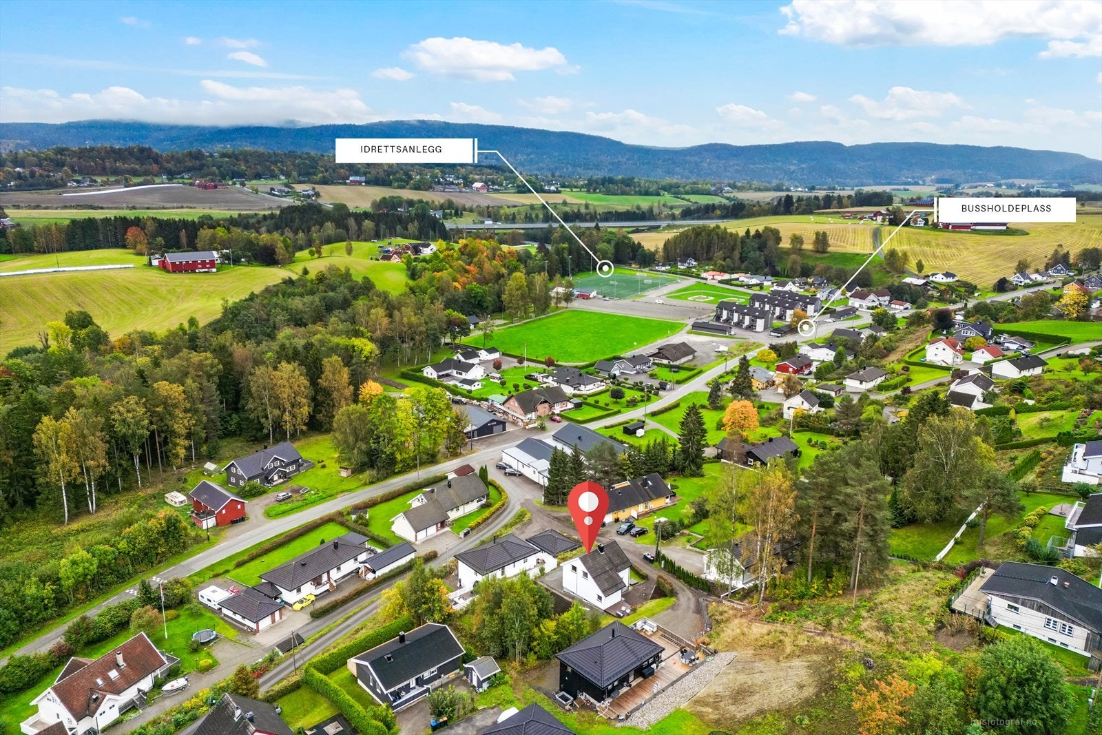 Klevjerhagen er et barnevennlig og sentralt område nord i Sande, med kort vei til barneskole, idrettsanlegg, fine turmuligheter samt enkel av- og påkjøring til E18 og kort vei til Drammen. Galleribilde
