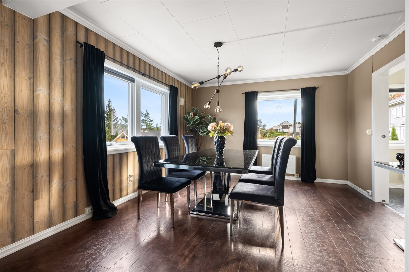 Spisestue rett ved kjøkken. Galleribilde