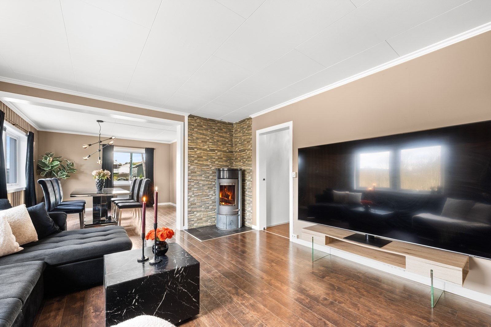 Stue og spisestue. Galleribilde