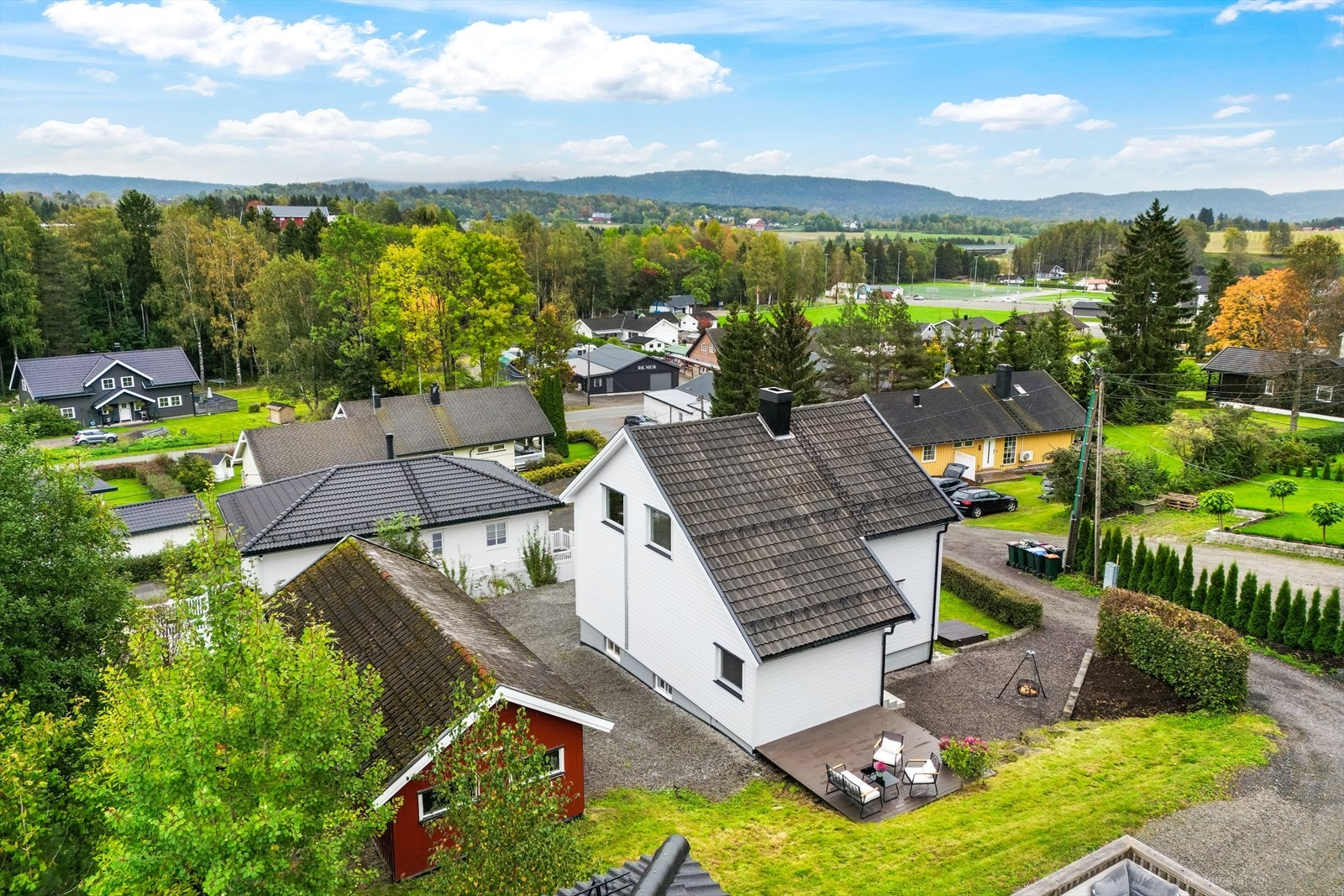 Fra boligen er det kun en kort kjøretur til Sande sentrum som har et hyggelig torg med et utvalg av butikker, vinmonopol og serveringssteder. Galleribilde