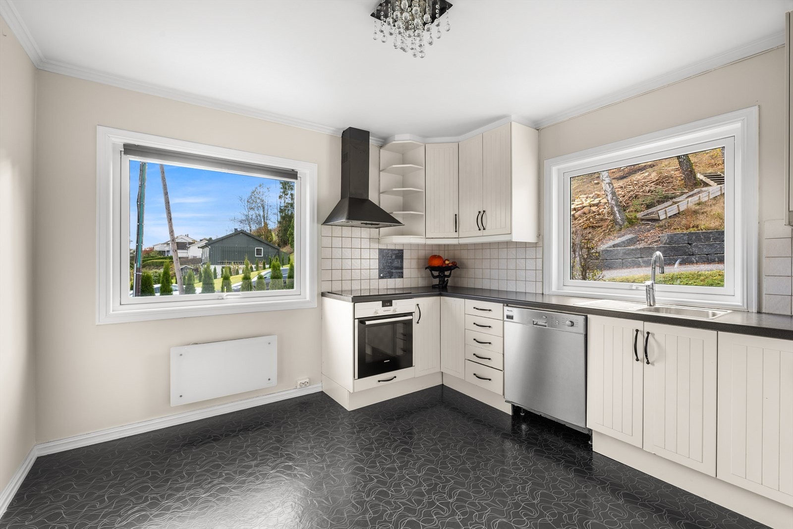 Integrerte stekeovn og keramisk topp. Røropplegg til oppvaskmaskin. God spiseplass. Galleribilde