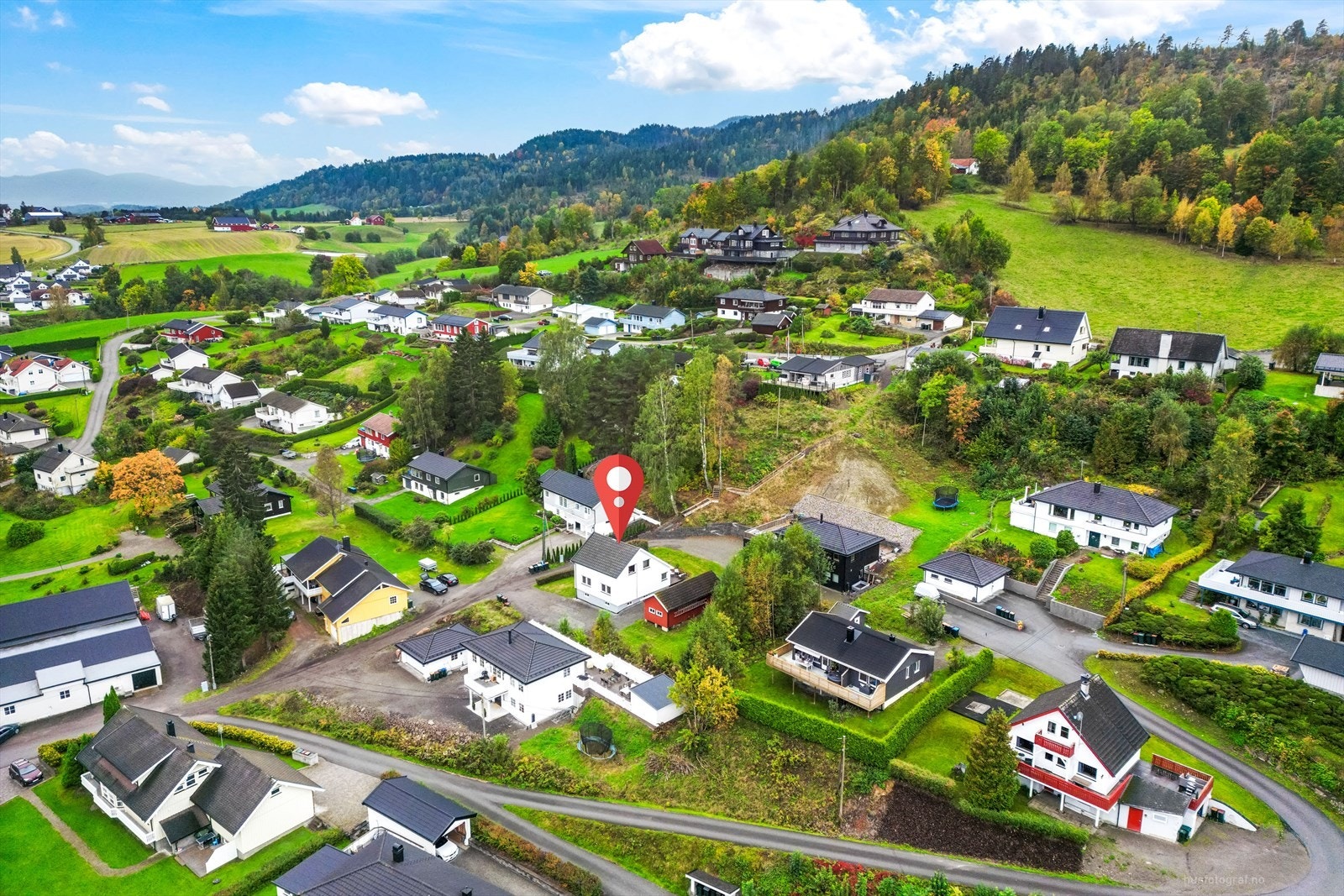 Boligen ligger barne- og familievennlig til med kort vei til Kjeldås barneskole, som byr på fine fasiliteter, sandvolleyballbane, tarzanløype, turnbasseng, fotballbane og store uteområder. Galleribilde