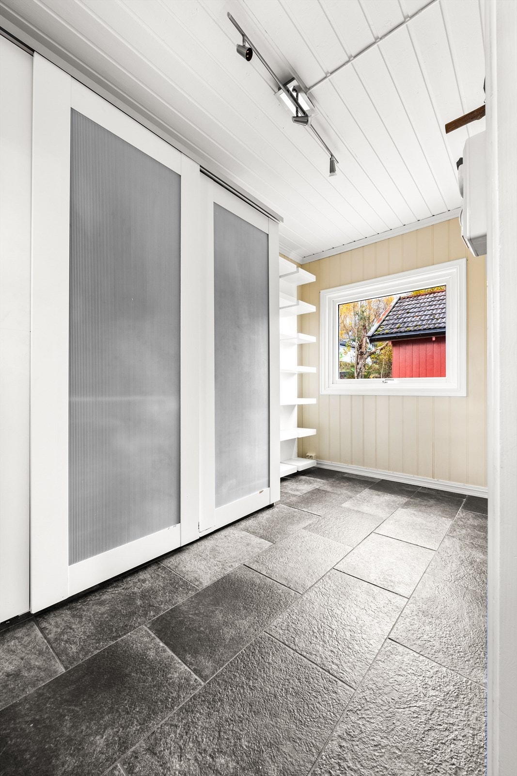 Vindfang med fliser på gulv med varmekabler. God garderobeplass med skyedørsgarderobe. Galleribilde