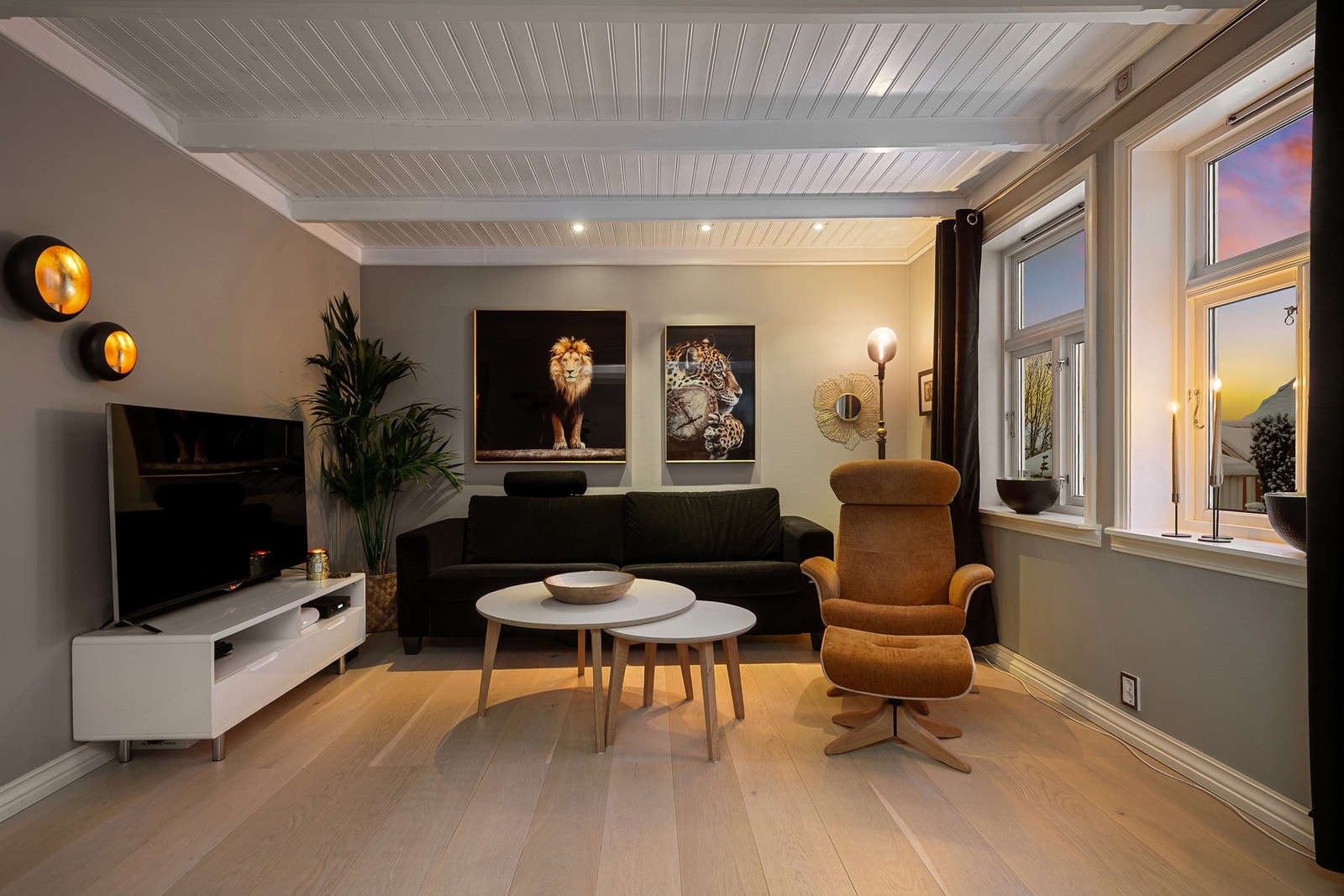 Stua er romslig og lys. I 2017 ble de fleste overflater renovert. Gulv ble skiftet, mens vegger og himlinger ble malt Galleribilde