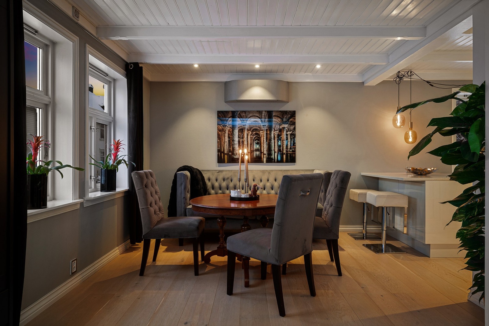 God plass til romslig spisegruppe Galleribilde