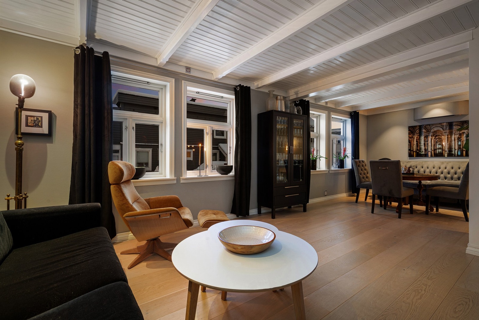 Romslig stue med flotte detaljer Galleribilde