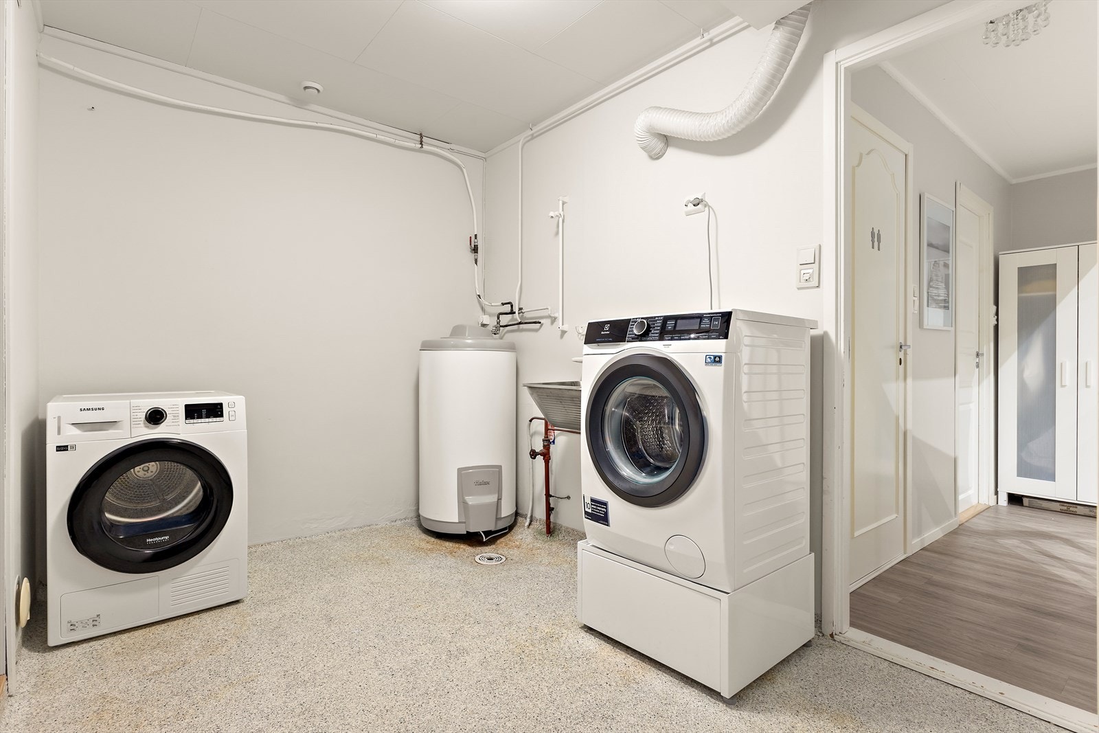 Vaskerom i underetasjen av god størrelse - mange muligheter for å lage et praktisk rom. Galleribilde