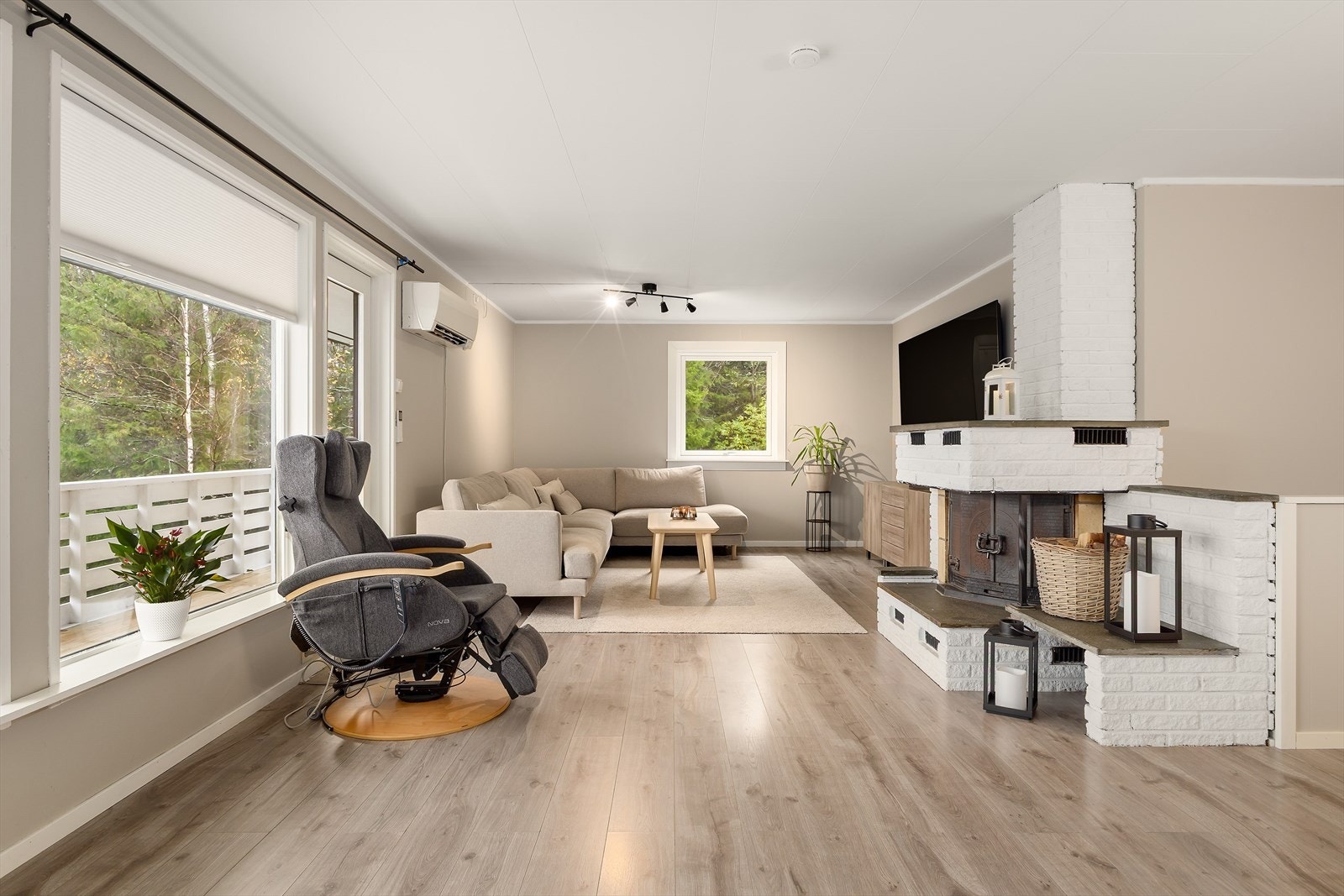 Boligen varmes opp med vedfyring og varmepumpe. Galleribilde