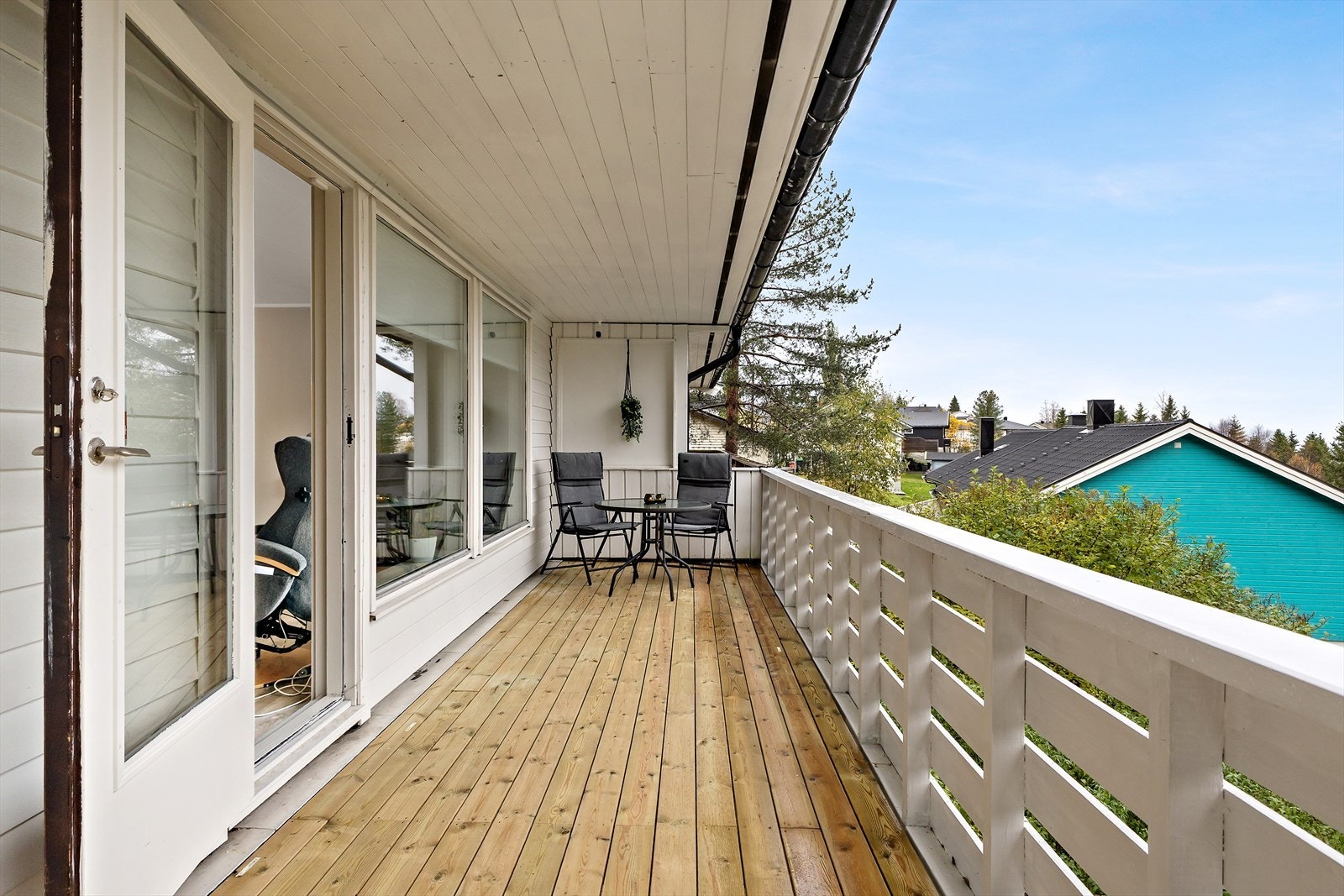 Fra stue er det utgang til en hyggelig, lun uteplass på 17kvm. Galleribilde