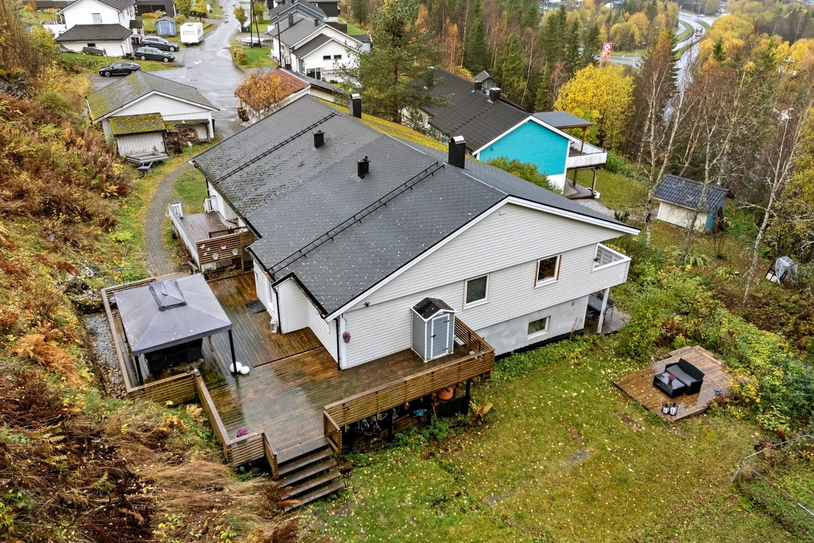Eiendommen ligger i et etablert boligstrøk på Gruben, omlag 5 km øst for Mo Sentrum. I en radius på ca. 1,5 km nås barneskole, barnehager, idrettsanlegg, dagligvare, forretning og busstopp. Galleribilde