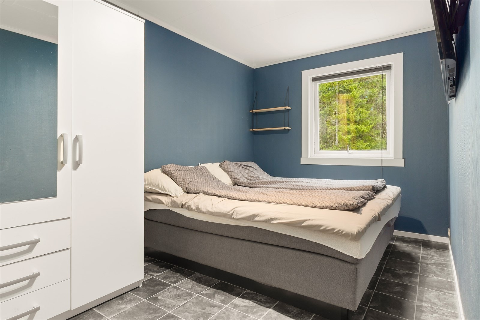 Det er to soverom på hovedplanet og ett soverom i underetasjen. Galleribilde