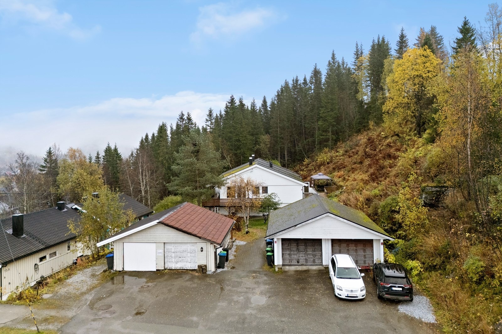 Tomten er pent opparbeidet og det medfølger en 1/2part av garasje. Det er garasjeplassen til høyre som tilhører denne delen. Galleribilde