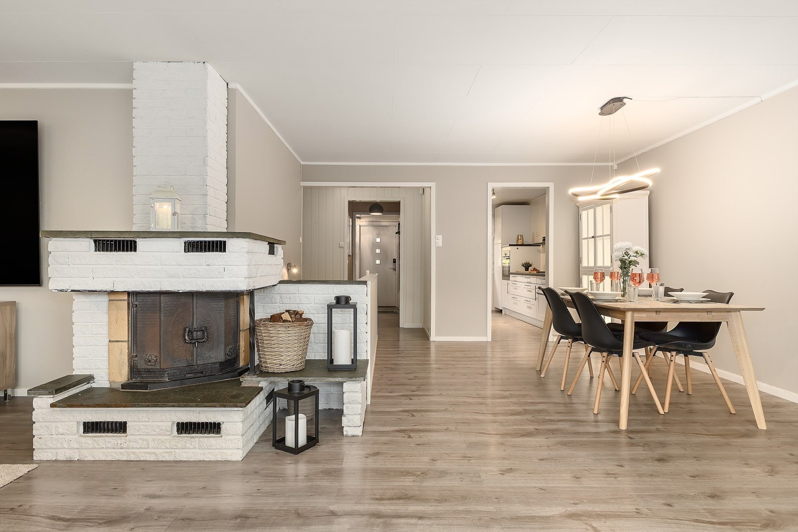 Kjøkkenet ligger praktisk til i tilknytning til stuen, og spisestuen får sin naturlige plassering. Galleribilde