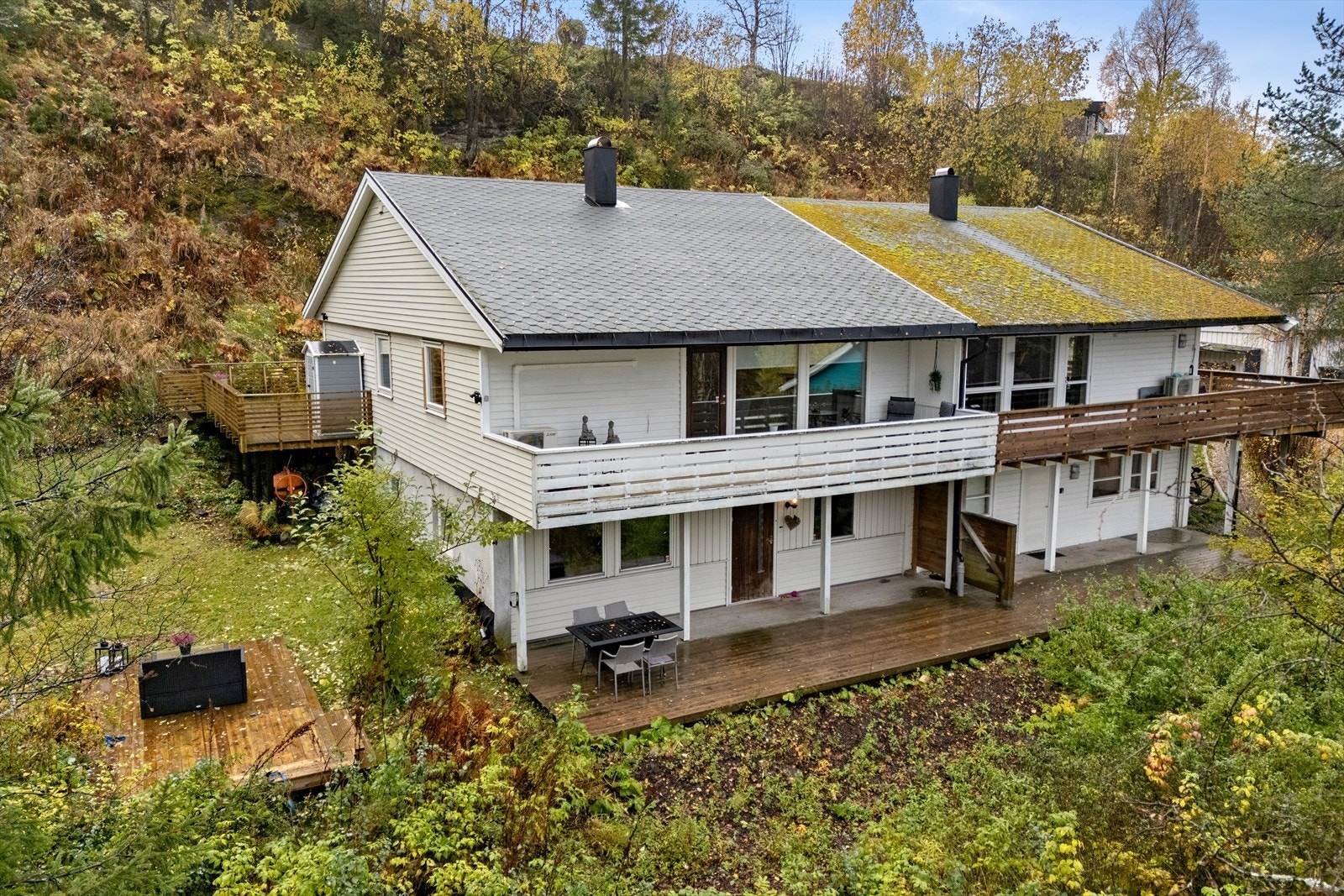 Det er den innerste halvparten som her selges; som grenser mot fritt areal uten nabobebyggelse. Galleribilde