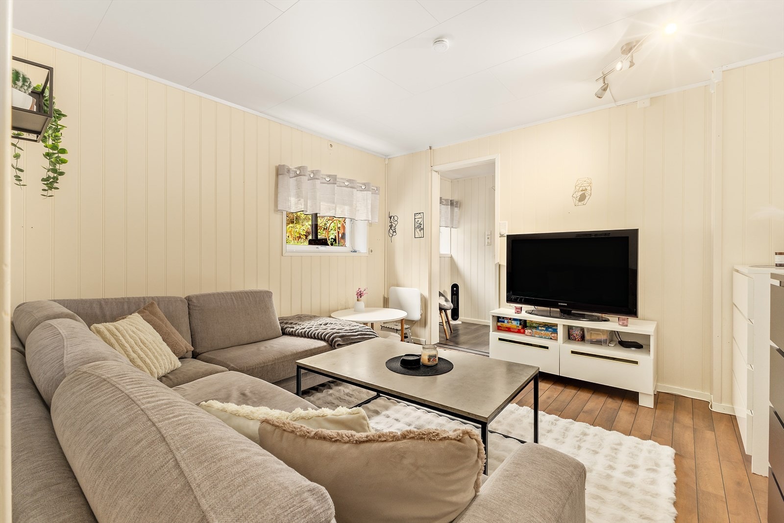 Det er et areal i underetasjen på ca 21 kvm som er nyttet til hybel; som gir gode leieinntekter. Galleribilde