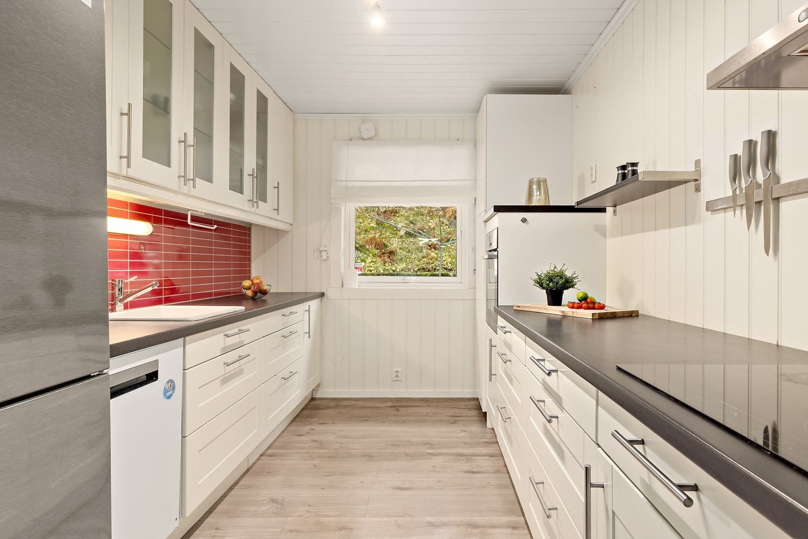 Kjøkkenet fremstår funksjonelt, med god skap- og benkeplass. Galleribilde