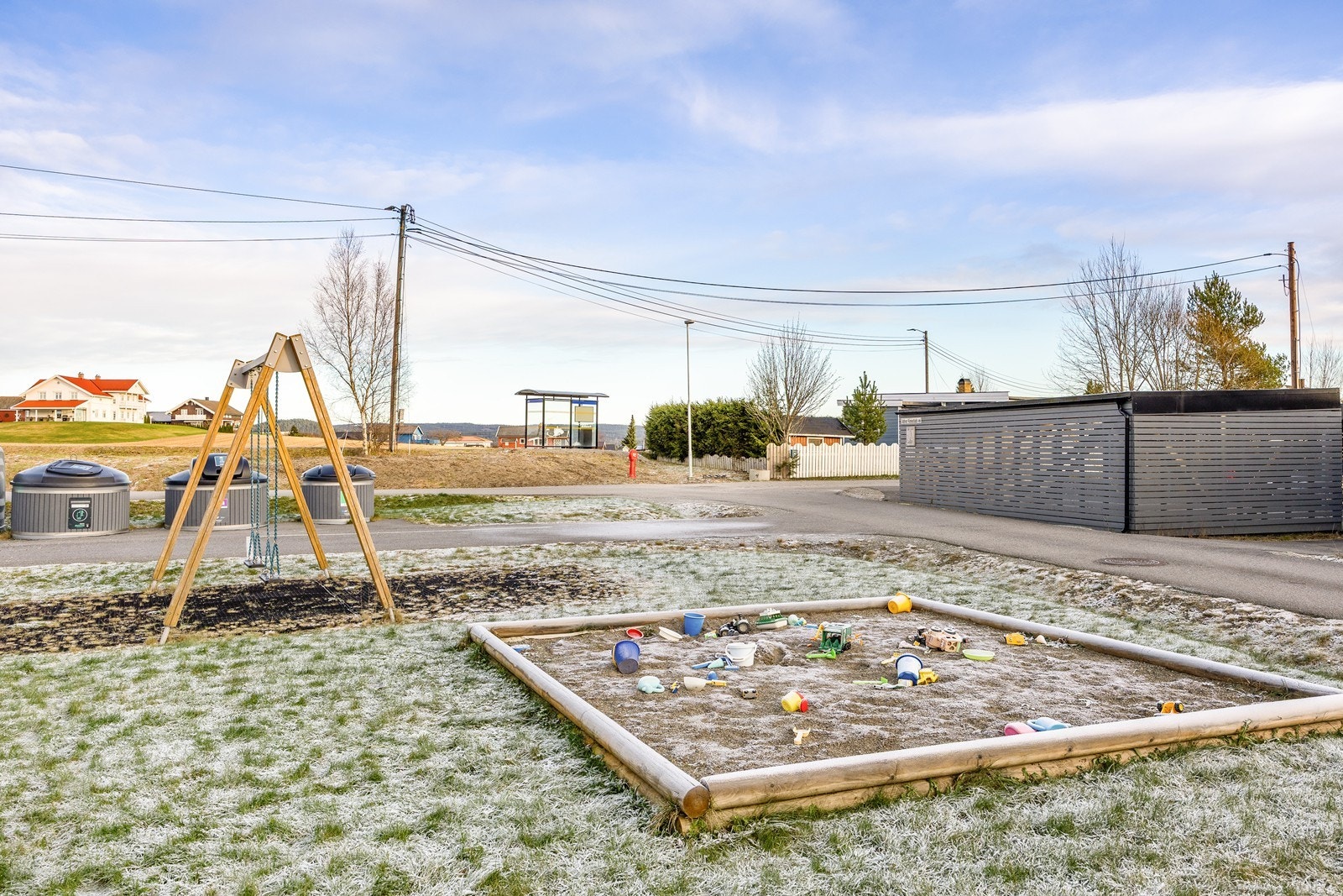 Fellesområdene er pent opparbeidet med plenarealer, asfalterte internveier og en lekeplass til glede for de minste Galleribilde